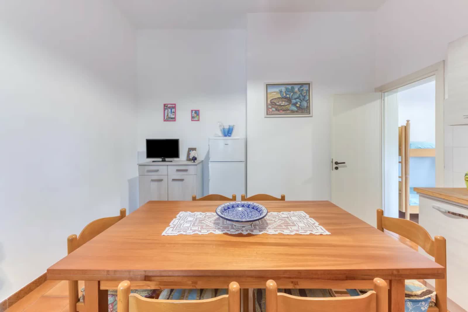 La zona pranzo interna con tavolo in legno